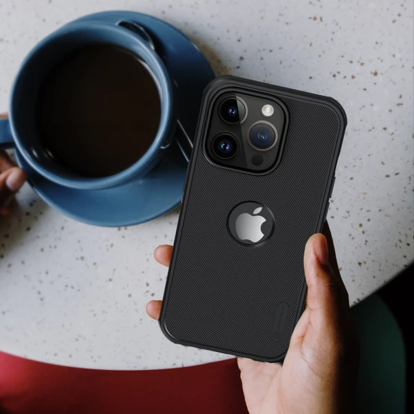 Torbica Nillkin Scrub Pro za iPhone 15 Pro Max 6.7 (sa otvorom za logo) crna