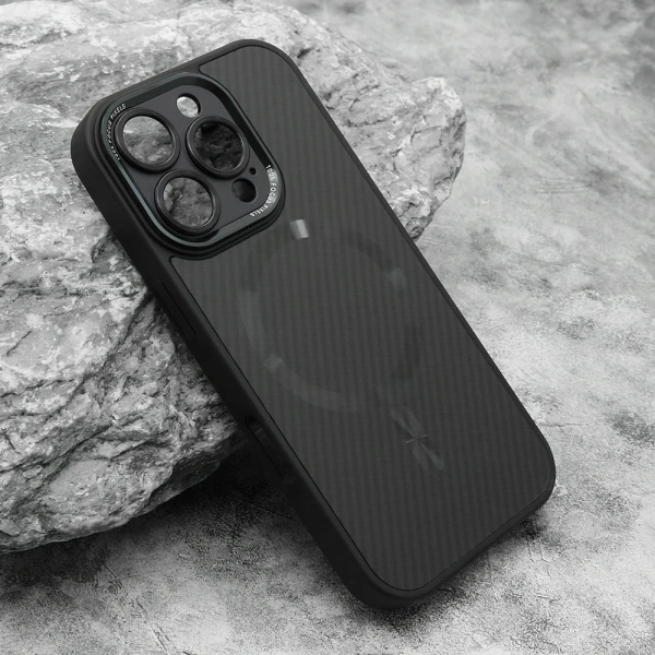 Futrola carbon magsafe za iphone 16 pro (6.3) crna (small camera)